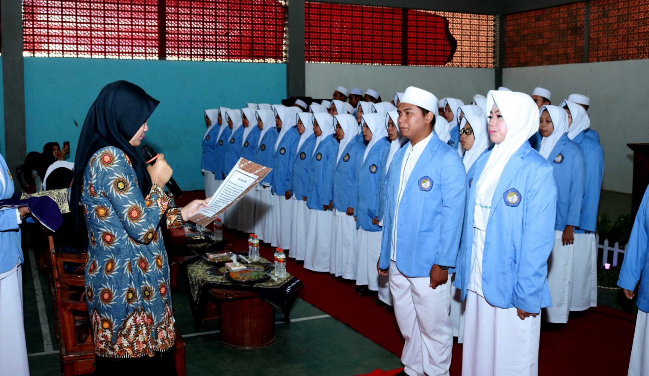 STIKes Hafshawaty Lantik Mahasiswa Baru Tahun Akademik 2018-2019